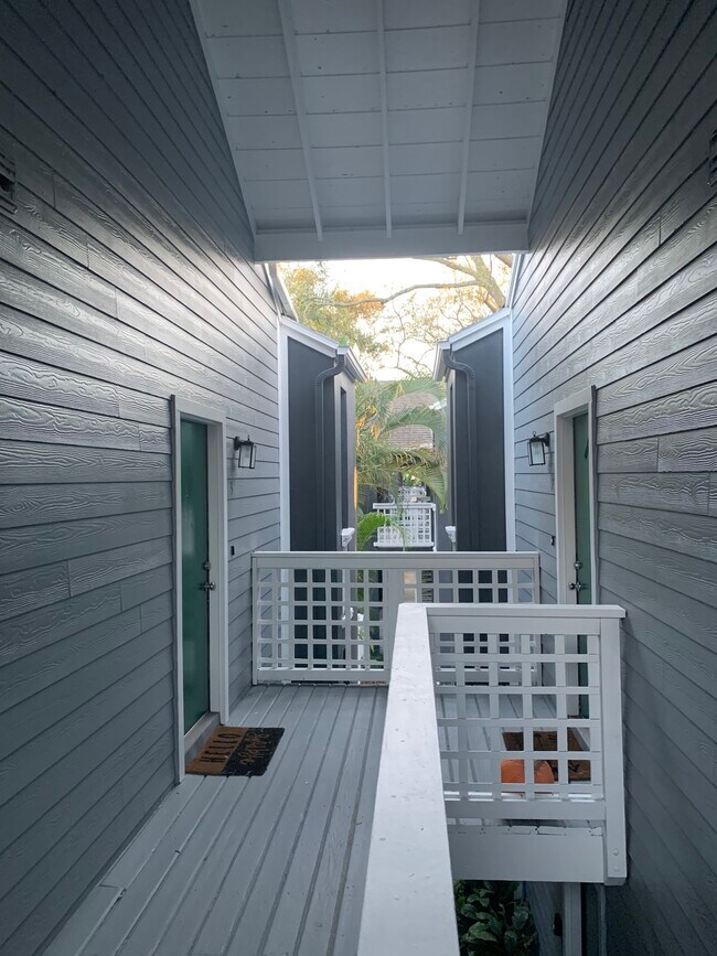 Building Photo - 606 S Albany Ave