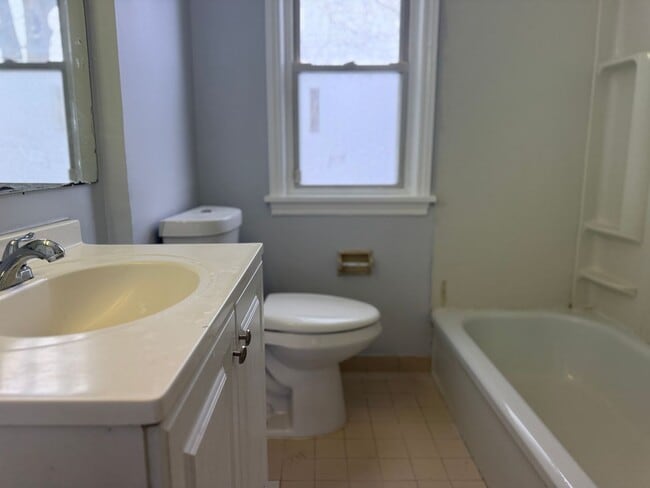 Building Photo - HOUSE CLOSE TO EVRYTHING YOU NEED.THIS HOME IS A MUST SEE!!!