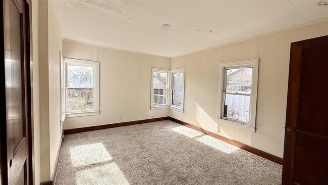 Building Photo - 2215 Roberts Ave