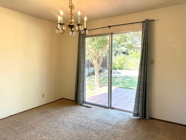 Building Photo - Single level home in Woodlands neighborhood-Walnut Creek