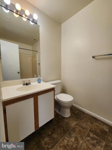 Building Photo - 10 Greystone Ct
