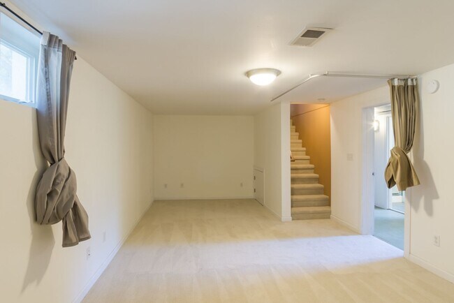 Building Photo - 2bd/1.75ba Seattle House