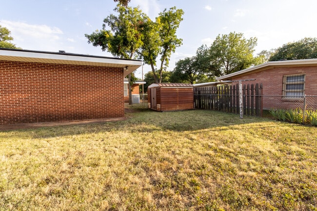 Building Photo - 2400 Hampstead Ln