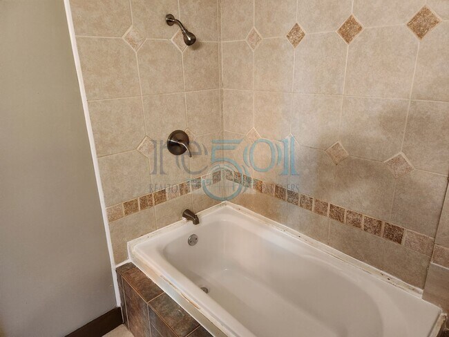 Building Photo - Historical 3 Bedroom 1 Bathroom!