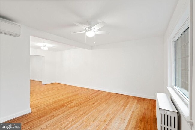 Building Photo - 16 E Linden St