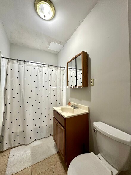 Building Photo - 151 E Cottage St