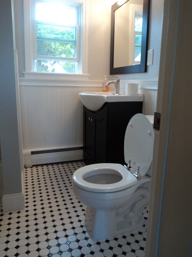 Building Photo - 25 Common St