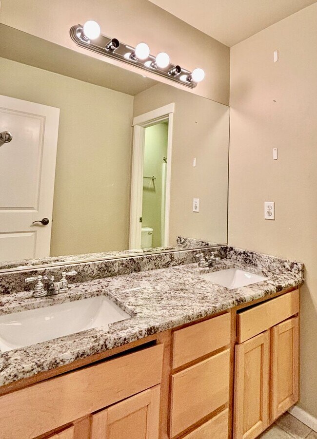 Building Photo - 4 Bed / 2.5 Bath Kirkland single family home $3,845/mo