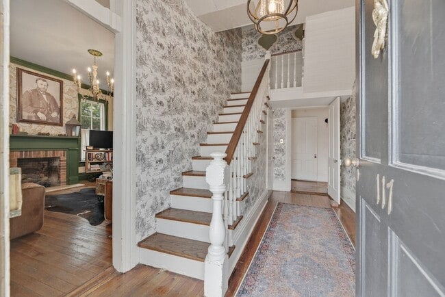 Building Photo - 117 7th Ave N