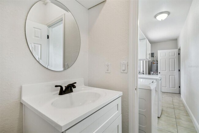 Building Photo - 4802 W Longfellow Ave