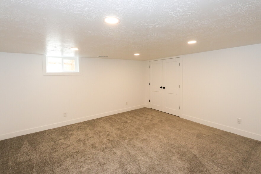 Building Photo - 1058 S Roberta St