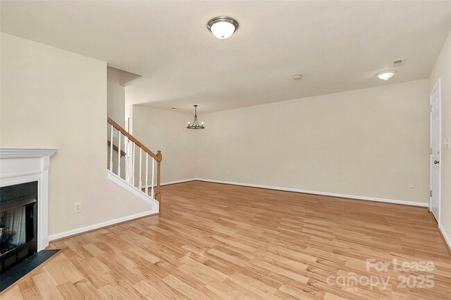 Building Photo - 915 Par One Ct