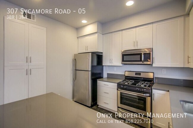 Building Photo - $1,000 off first month’s  rent! Newer Town...