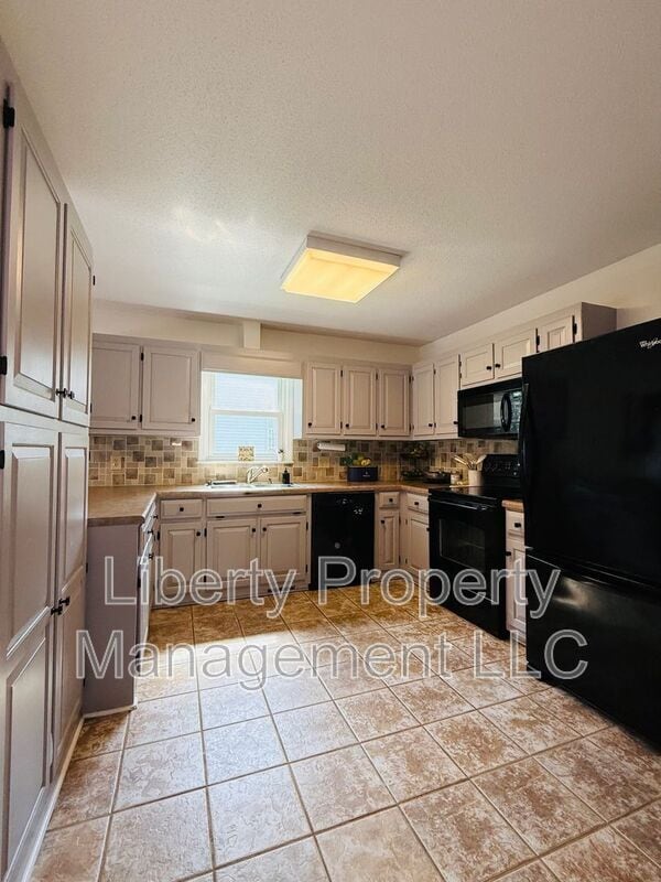 Building Photo - 651 Chelsea Dr