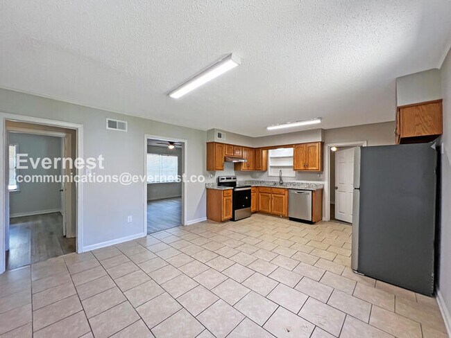 Building Photo - 4 Bed, 1.5 Bath Home with Fenced Yard / Pet-Friendly / Coming Soon!