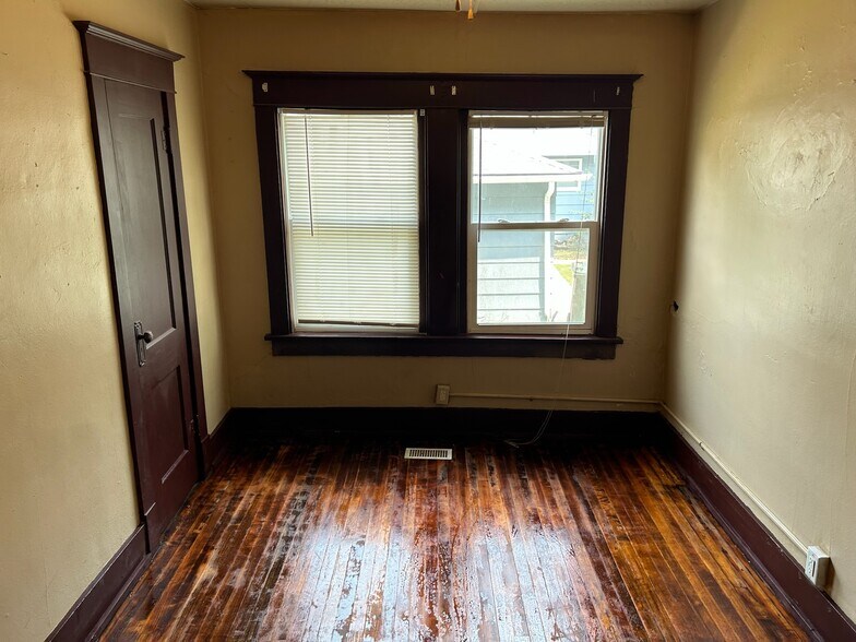 Building Photo - 313 S 3rd St