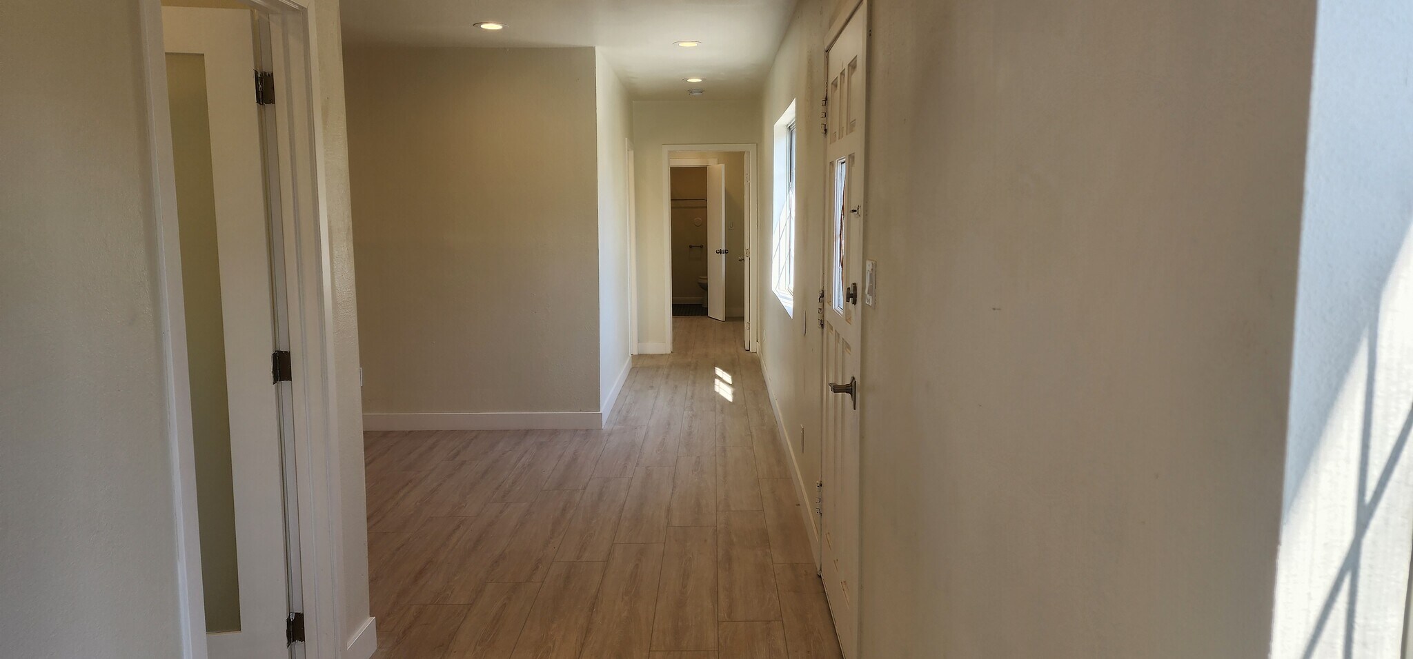 Building Photo - 950 N Kingsley Dr