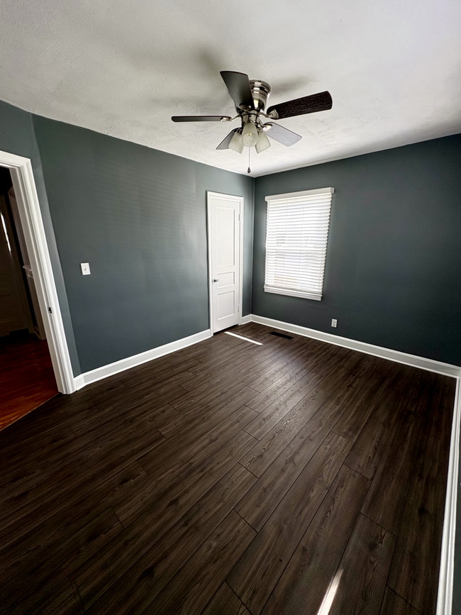 Building Photo - 2 Bedroom Pet Friendly Home For Rent in Hopkinsville!