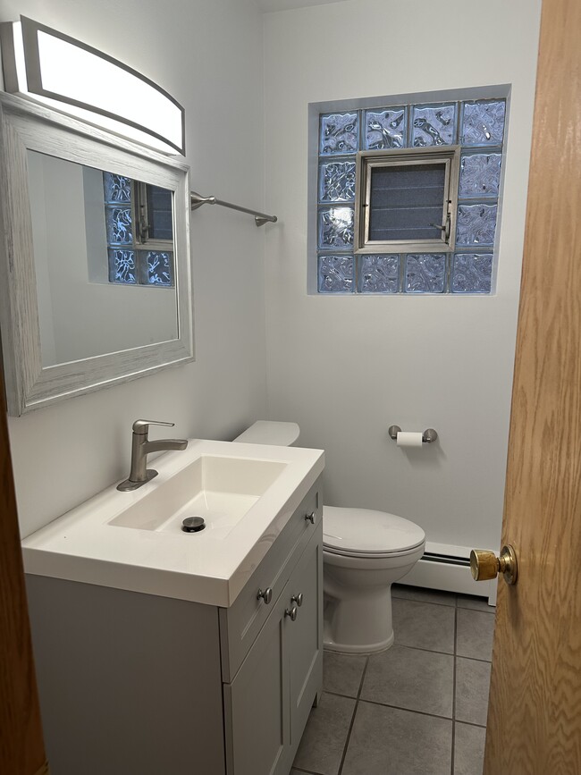 Half bath - 4936 N Marmora Ave