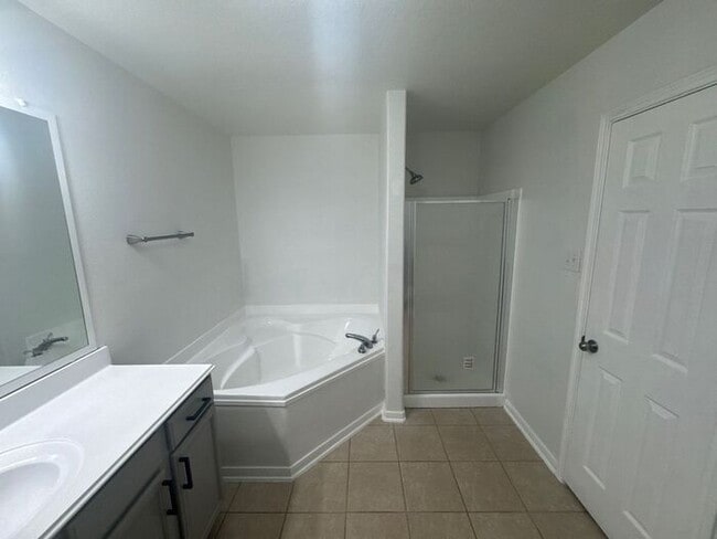 Building Photo - Spacious Hockley Home with Attached 2-Car ...