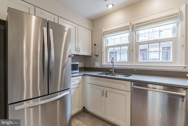 Building Photo - 2817 S Woodrow St