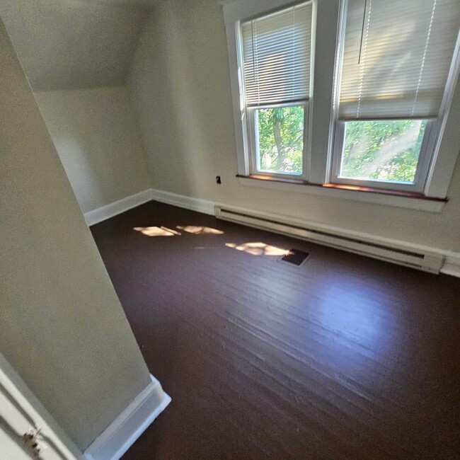 Building Photo - 2 bedroom, 1 bath, 2 story single family h...