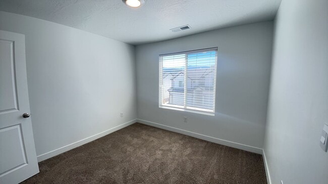Building Photo - Modern 4 Bedroom Townhome in Cedar City. P...