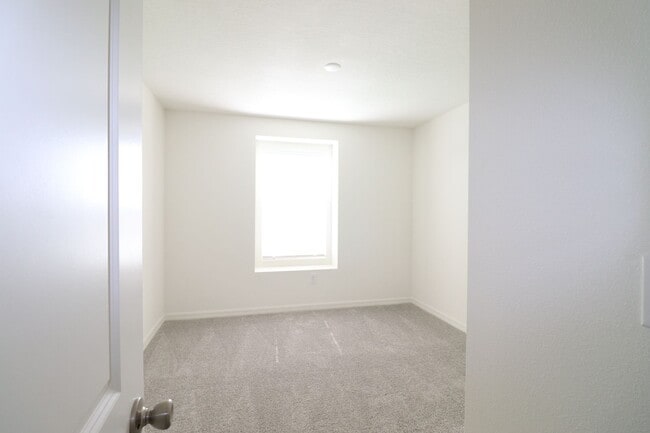Building Photo - 3/2.5/1 Town Home with community pool!