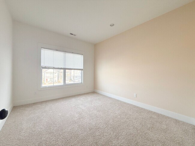 Building Photo - 4-Bedroom HOA Townhome with Pool Access Near Downtown Cookeville