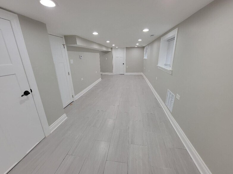 Building Photo - 5521 W 63rd Pl