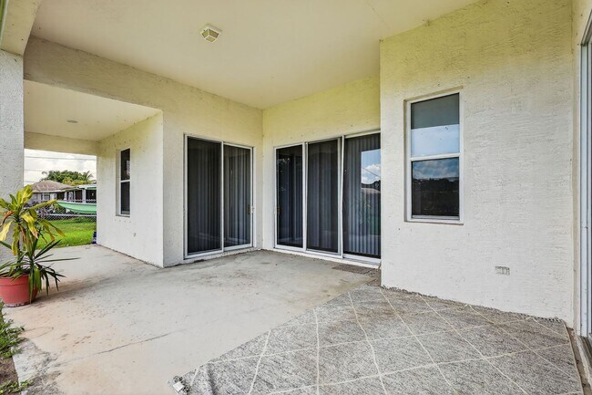 Building Photo - Large and Clean home on a corner lot. 3 Be...