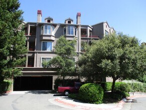Building Photo - Stunning 2-Bed, 2-Bath