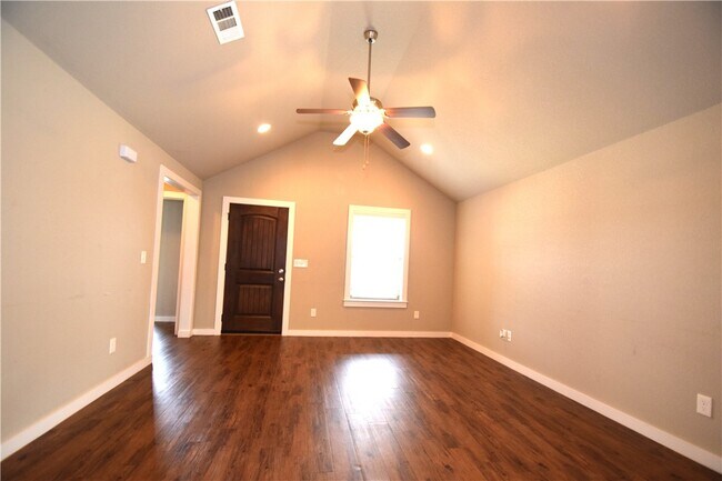 Building Photo - 710 SW Willowpoint Rd