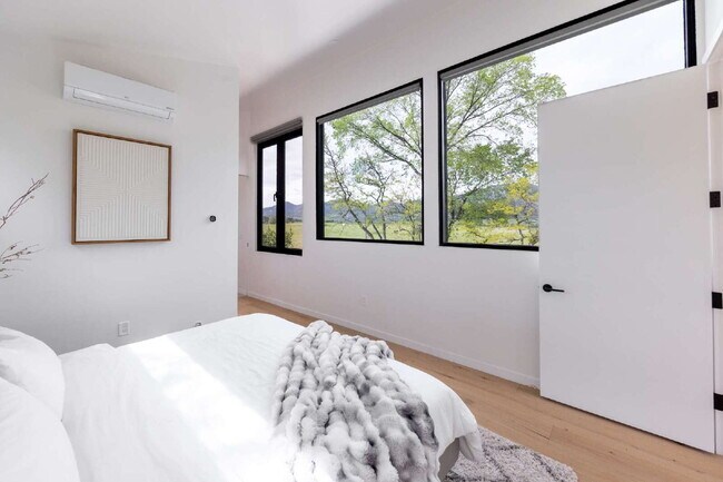Building Photo - Modern Luxury Rental with Unobstructed Fla...