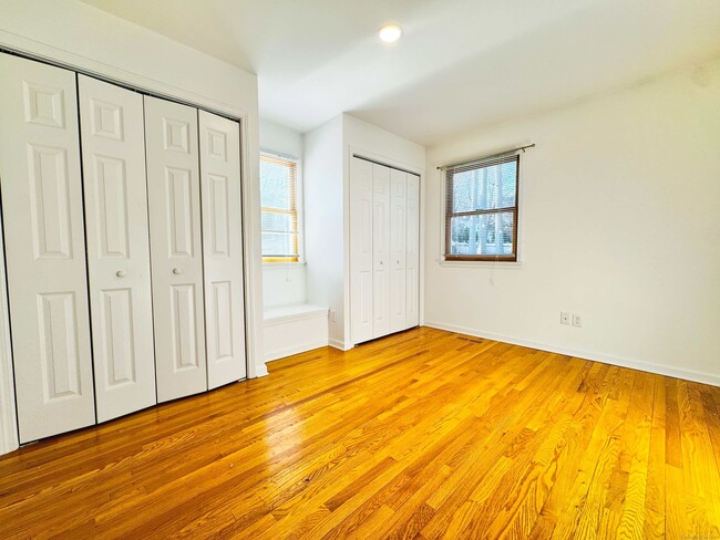 Building Photo - 16 Bonheur Rd