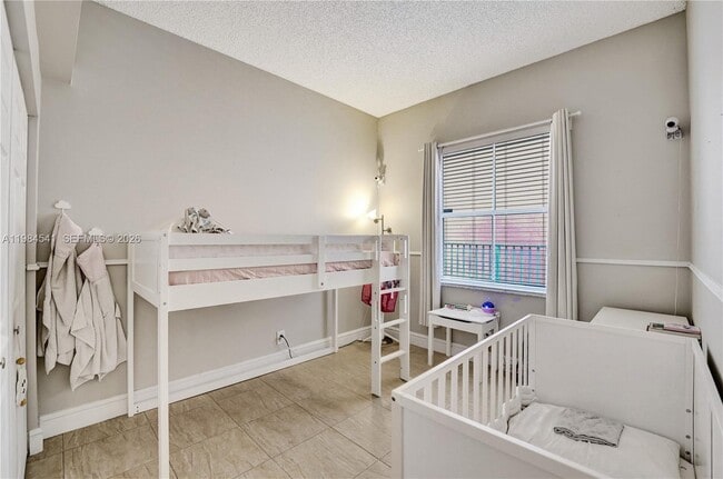 Building Photo - 930 Bluewood Terrace