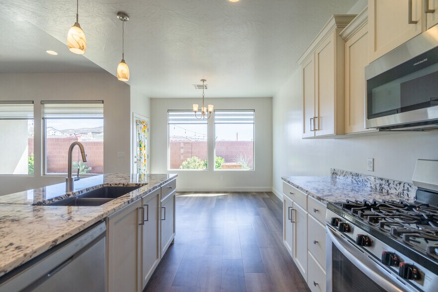 Building Photo - 3158 E Fuchsia Dr