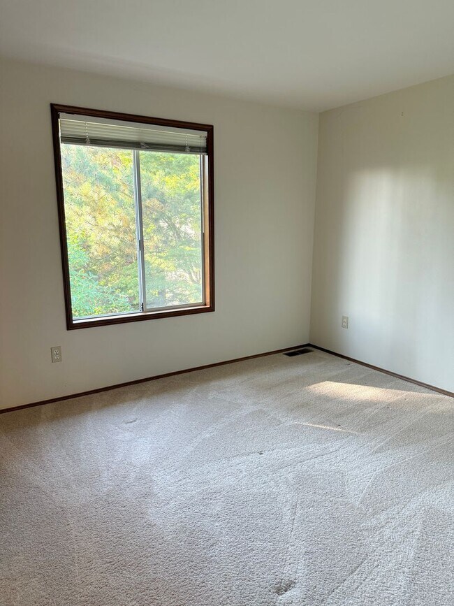 Building Photo - Elegant Bellevue Home for rent