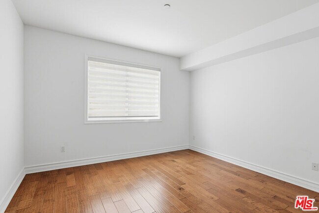 Building Photo - 325 S Arnaz Dr