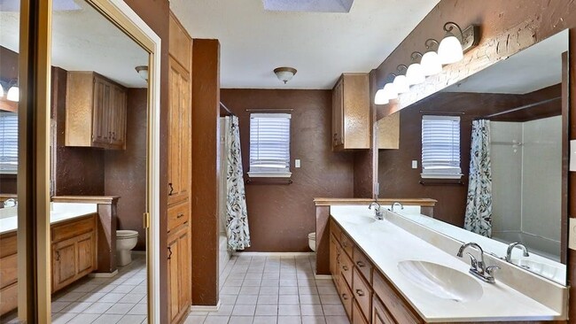 Building Photo - 5273 Sherbrooke Ln