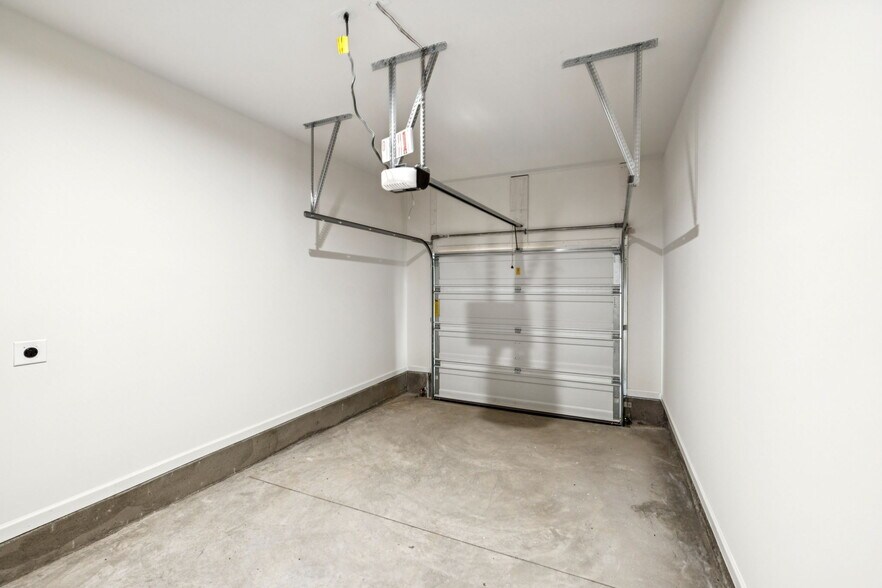 Building Photo - 5350 Bellflower Hls