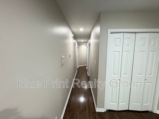 Building Photo - 5438 S Indiana Ave