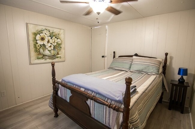 Building Photo - 1631 W Pine Lake Dr