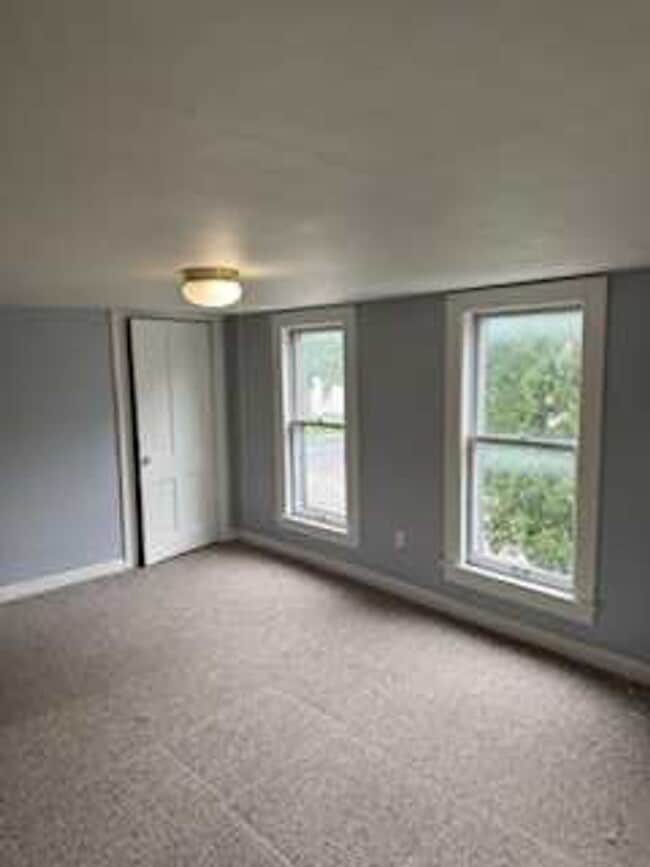 Building Photo - 3 Bedroom / 1 Bathroom Private Fenced Yard - For Rent