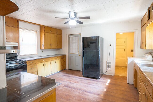 Building Photo - 1227 Green Bay St