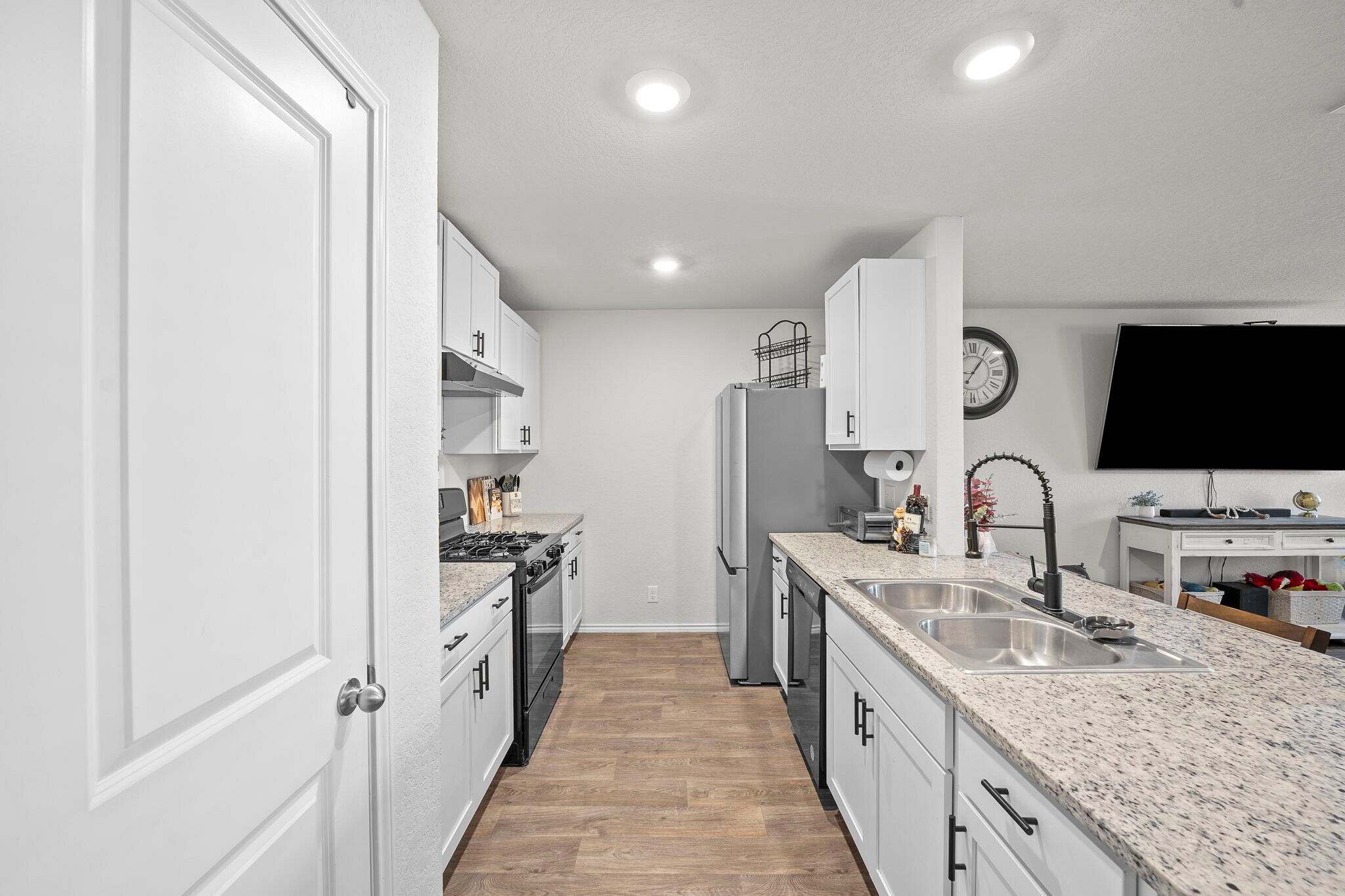 Building Photo - 923 Empress Brilliant