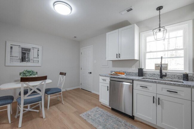 Building Photo - 2241 Mountain View Rd