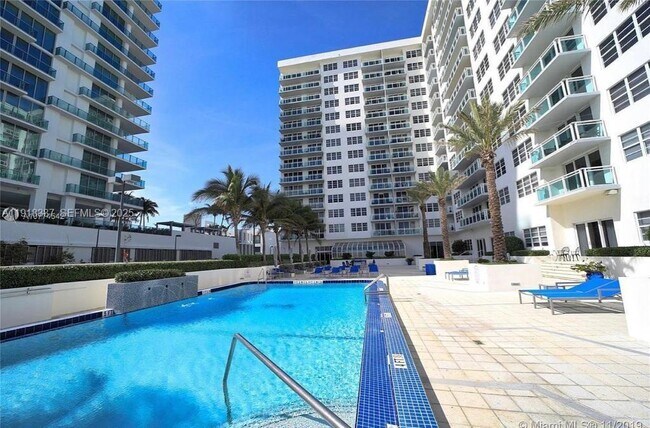 Building Photo - 6917 Collins Ave