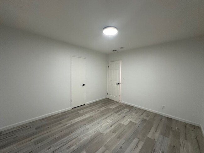 Building Photo - Completely remodeled and located on a quiet tree lines street in a beautiful pocket of Winnetka