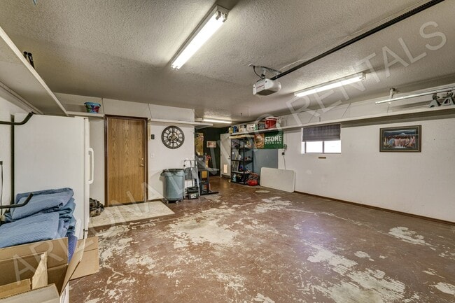 Building Photo - FURNISHED AVAILABLE LONG TERM